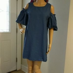 Cold shoulder tie keyhole neckline Unique! 👗
